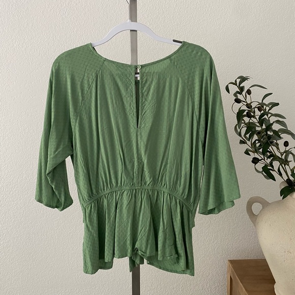 ALYA  green top with front knot - Picture 8 of 8